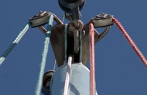 tope Las drizas pasan por poleas que están en el extremo superior del palo
