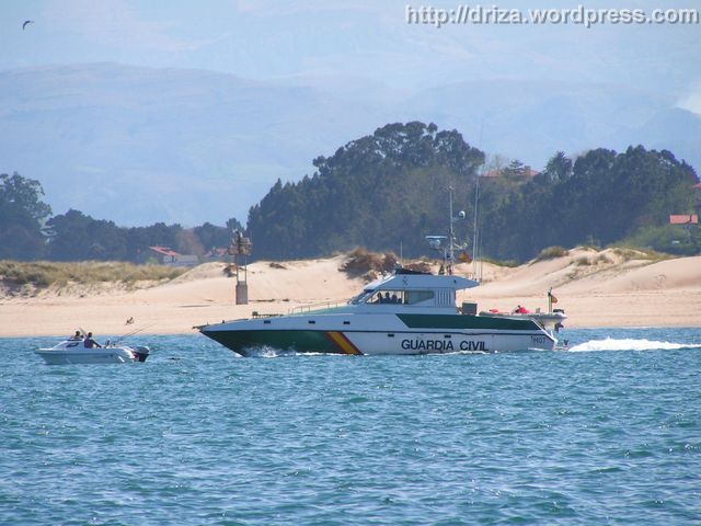 La patrullera impone respeto. Los pescadores no le quitan ojo.