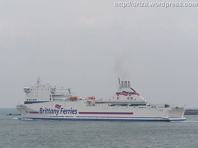 Aquí se ve el Cotentin saliendo de Cherbourg