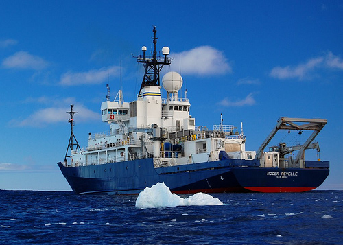 Buque Oceanográfico RV Roger Revelle que encontró el velero