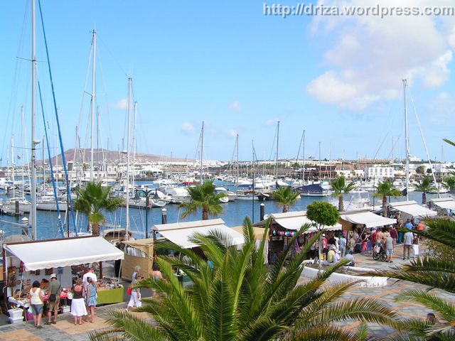 Panorámica de Marina Rubicón (Lanzarote) con su mercadillo y todo