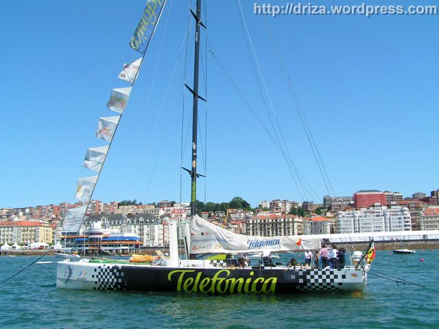 Tnegro01 Telefónica Negro con el R.C.M.S. al fondo