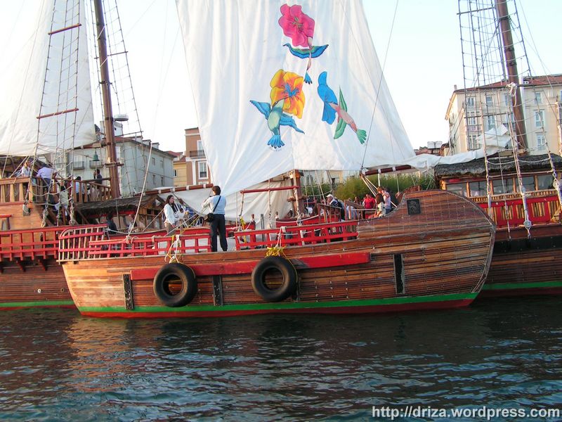 Uno de los flotadores laterales que confroman el trimarán