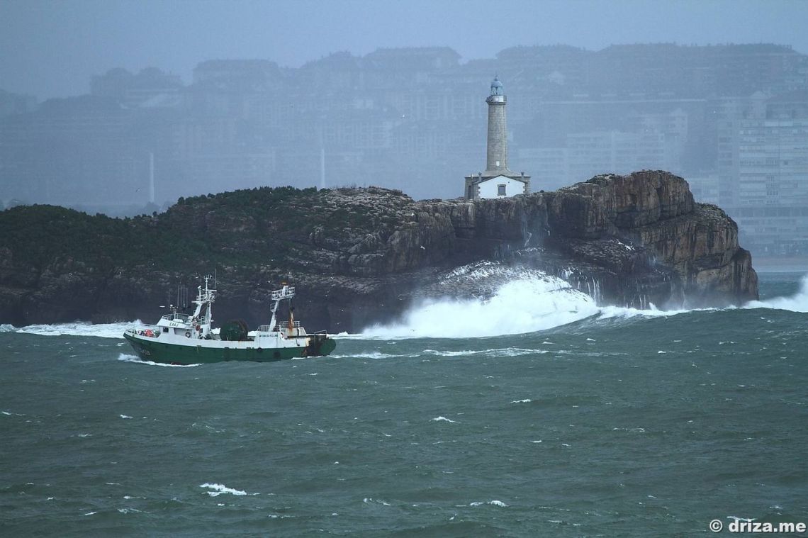 Un pesquero entrando en Santander