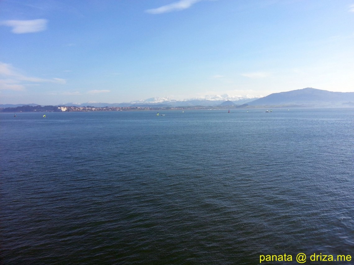 La bahía con las montañas nevadas al fondo (Foto: Panata)