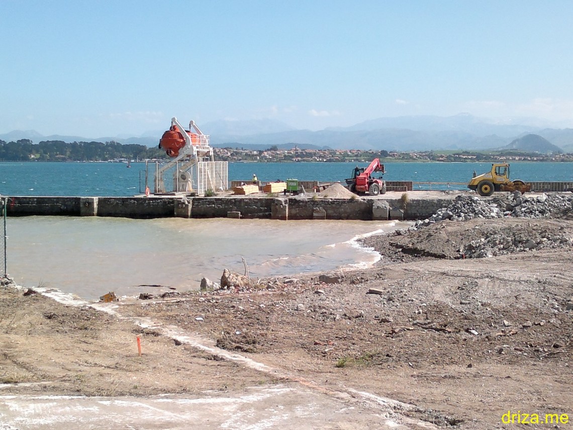 Las máquinas van rellenando lo que va a ser la explanada