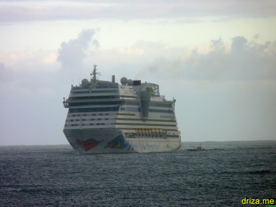 Junto a la embarcación de Prácticos (Foto: Dogbert)