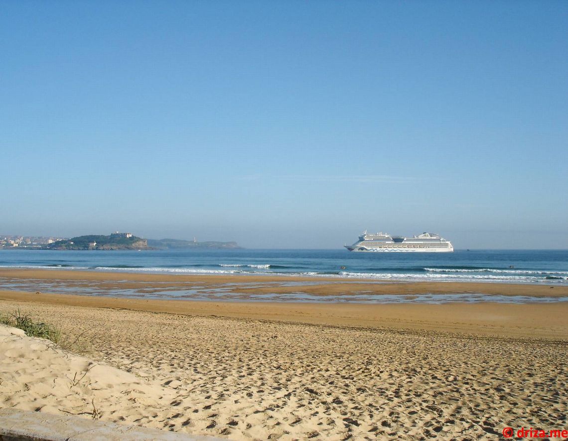 El Aida Stella entrando en la bahía