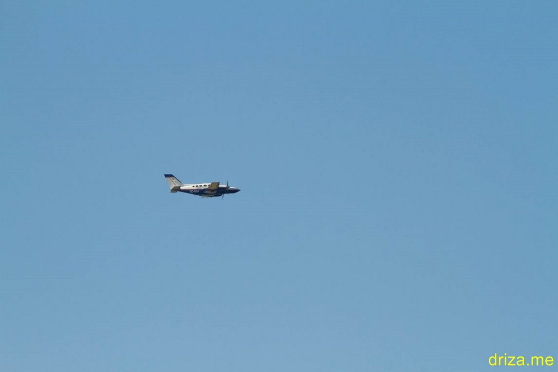 Sobrevolando la zona se puede apreciar la Cessna 421C de la empresa Azimut dedicada a realizar trabajos fotogramétricos