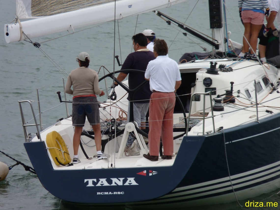 Momentos antes de enganchar la boya que se ve a la izquierda
