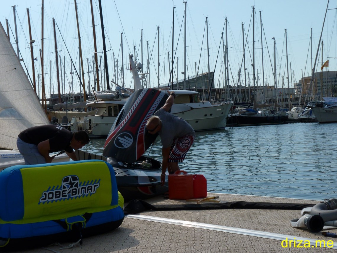 Poniendo gasolina a la bomba que da presión a los chorros
