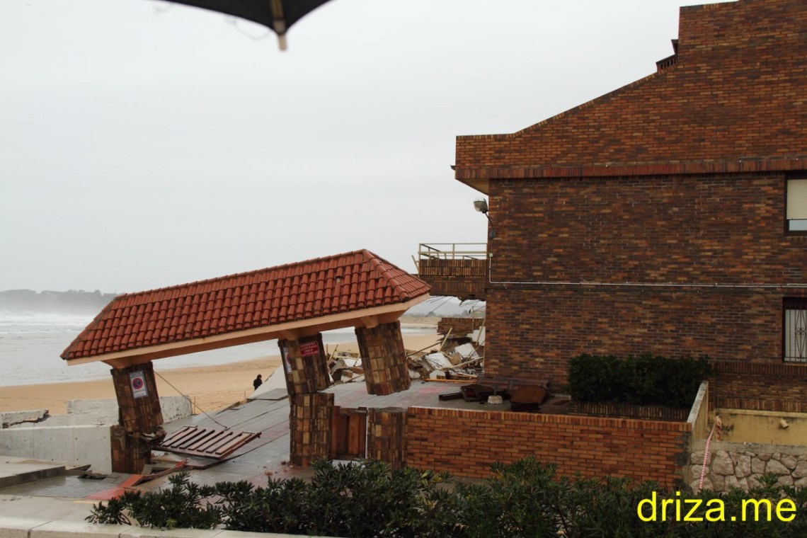 La pérgola a punto de desplomarse