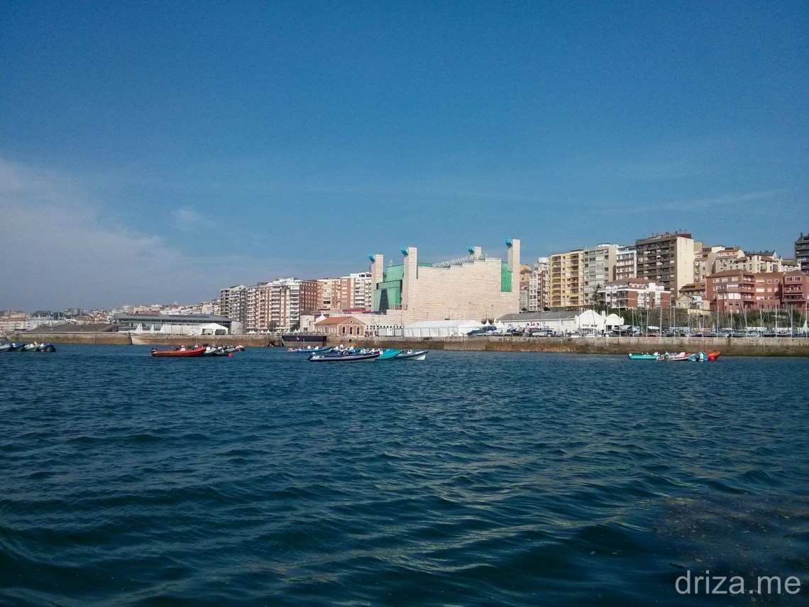 La polémica duna escalonada al fondo a la izquierda
