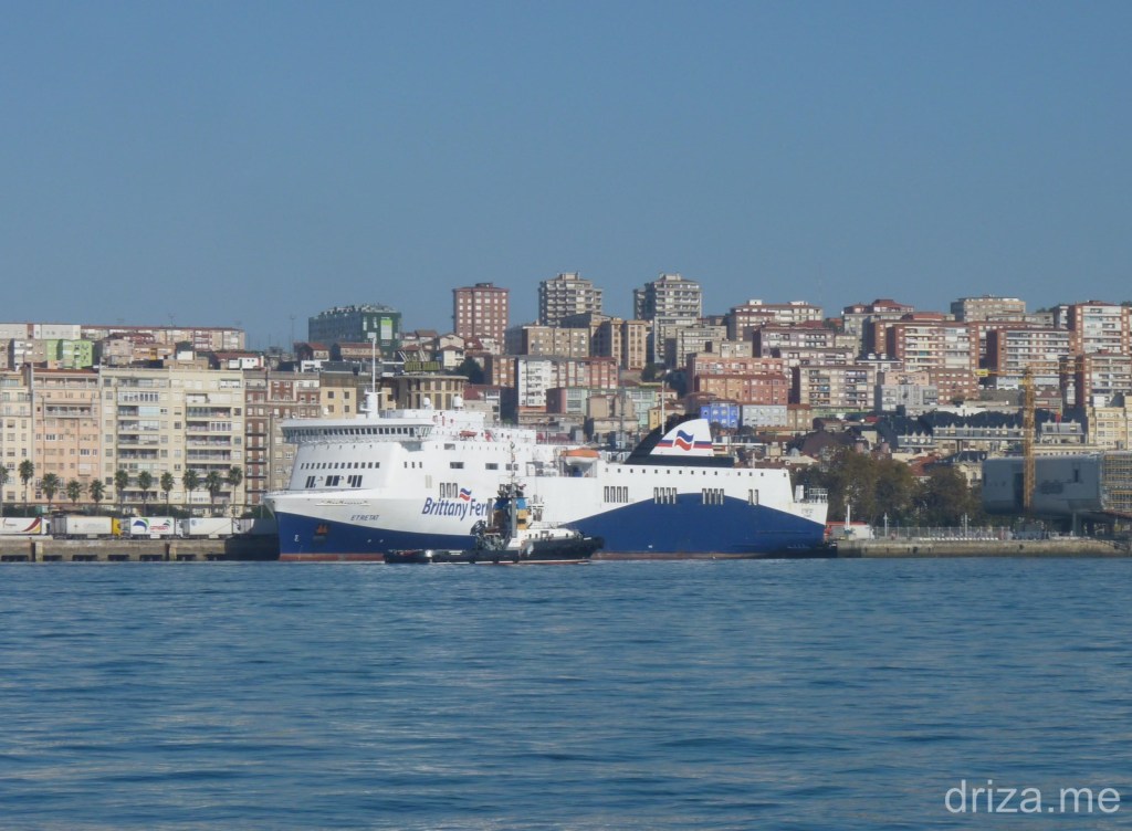 Remolcador y Ferry Etretat