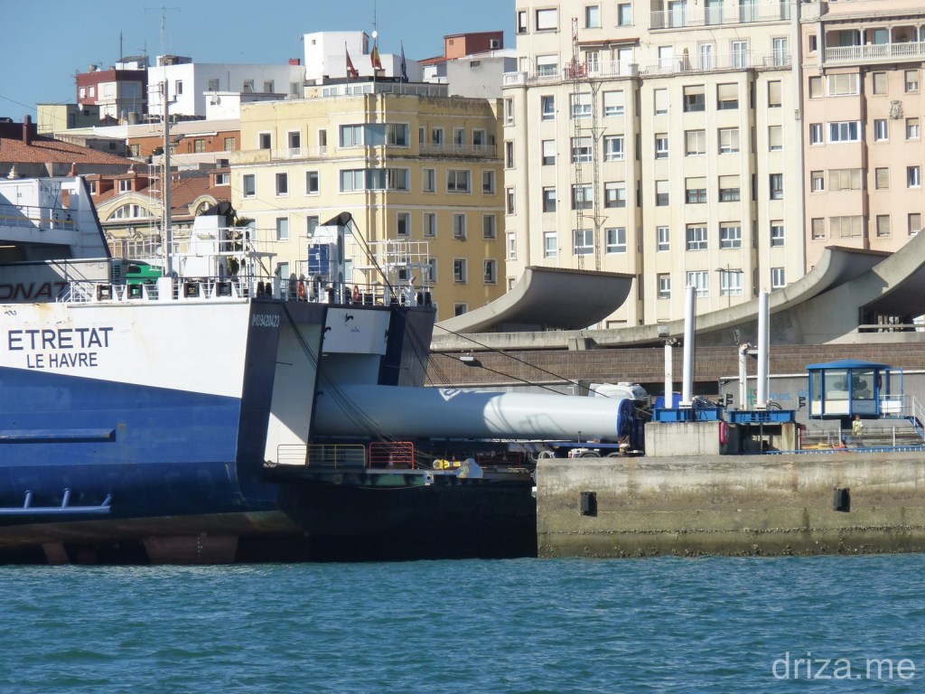 Fustes de los molinos entrando en el Etretat